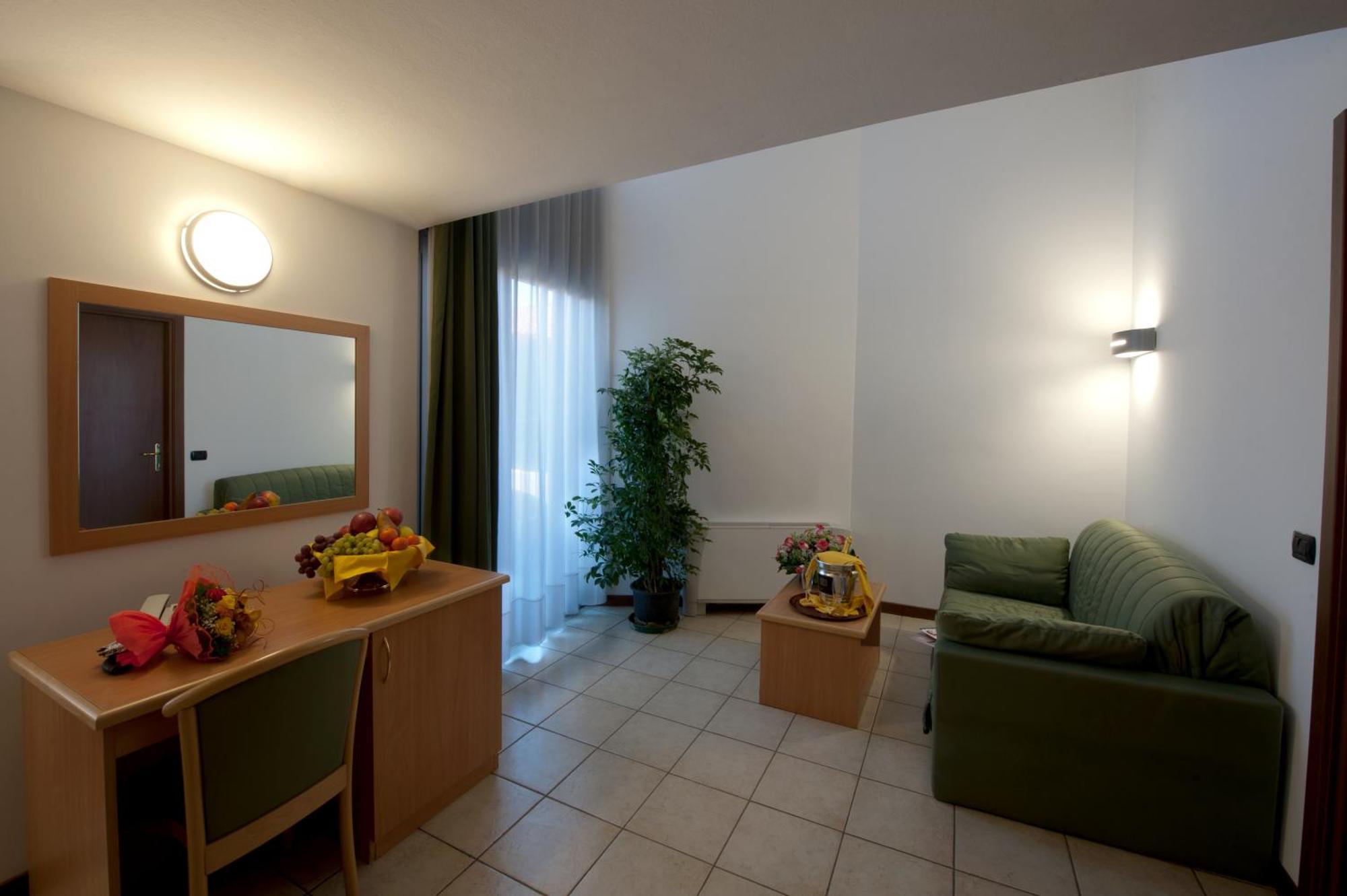 Hotel Roma Cassano Magnago Kültér fotó