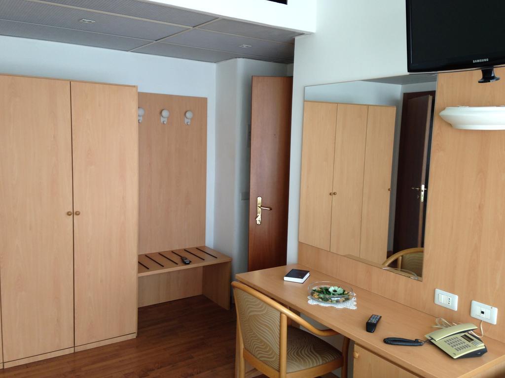Hotel Roma Cassano Magnago Kültér fotó